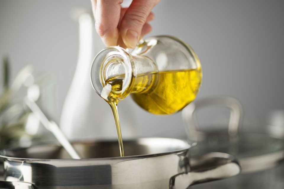 wlewania oliwy do potrawy z małej szklanej buteleczki